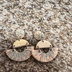 🌸3/$15🌸 Elegant Cream and Tan Earrings
